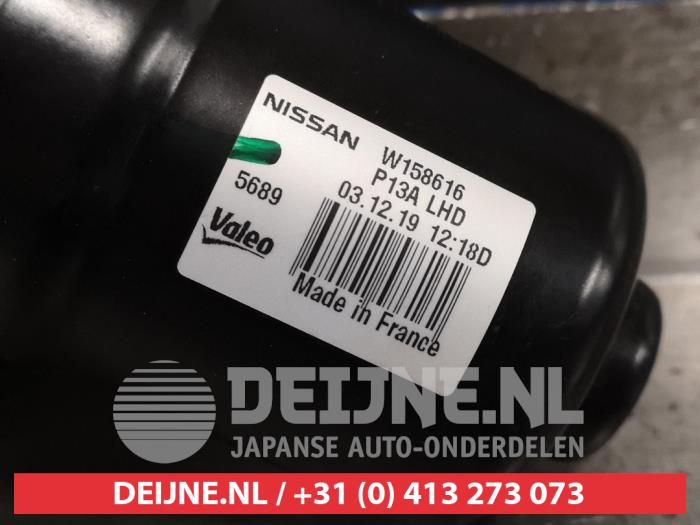 Front wiper motor from a Nissan Juke (F16) 1.0 DIG-T 117 12V 2020