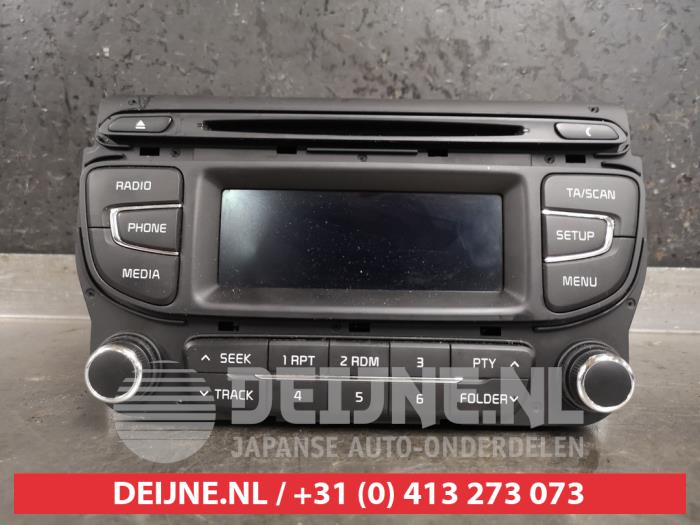 Radio from a Kia Cee'd (JDB5) 1.4i 16V 2015