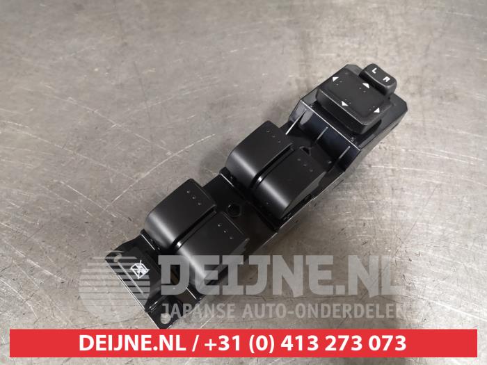 Nuevos Interruptor combinado de ventanillas Mazda 5 Precio € 60,50 IVA incluido ofrecido por V.Deijne Jap.Auto-onderdelen BV