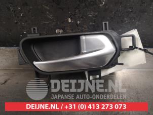 Używane Uchwyt drzwi prawych tylnych wersja 4-drzwiowa Nissan Juke (F16) 1.0 DIG-T 117 12V Cena € 25,00 Procedura marży oferowane przez V.Deijne Jap.Auto-onderdelen BV