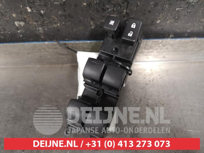 Usados Interruptor combinado de ventanillas Mitsubishi Outlander (GF/GG) 2.0 16V PHEV 4x4 Precio € 50,00 Norma de margen ofrecido por V.Deijne Jap.Auto-onderdelen BV