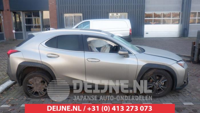 Usados Ventanilla triangular derecha detrás Lexus UX 250h 2.0 16V Precio € 50,00 Norma de margen ofrecido por V.Deijne Jap.Auto-onderdelen BV