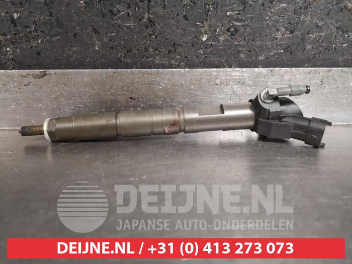 Injector (diesel) from a Toyota Auris (E18) 1.4 D-4D-F 16V 2013