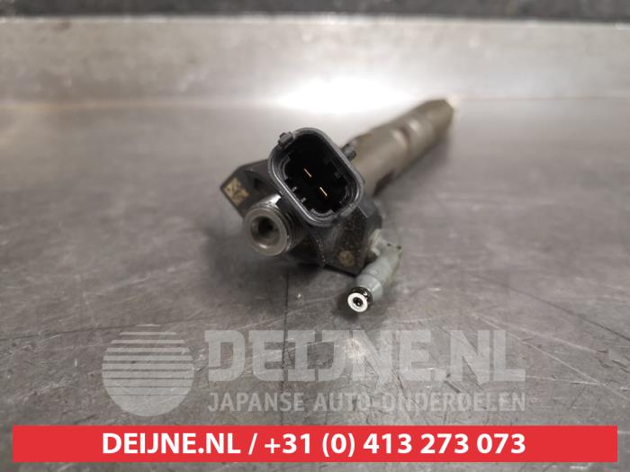 Injector (diesel) from a Toyota Auris (E18) 1.4 D-4D-F 16V 2013