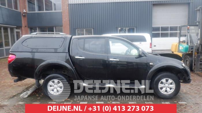 Usados Ventanilla triangular derecha detrás Mitsubishi L-200 2.5 DI-D 4x4 Precio € 35,00 Norma de margen ofrecido por V.Deijne Jap.Auto-onderdelen BV