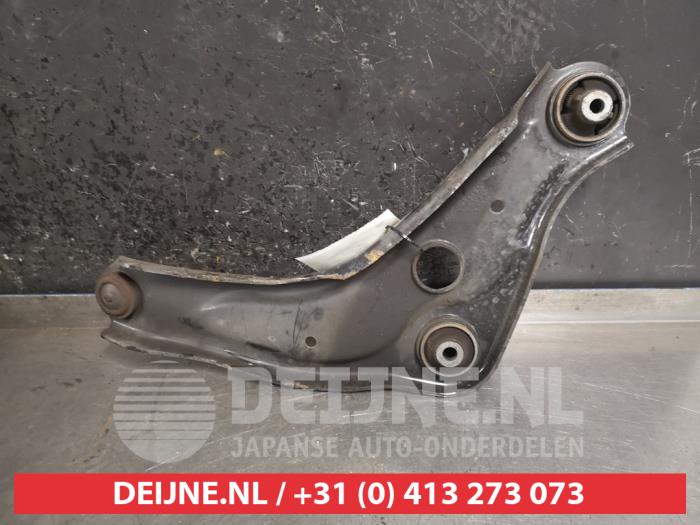 Front lower wishbone, left from a Nissan Qashqai (J11) 1.3 DIG-T 140 16V 2021