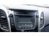 Radio d'un Hyundai i30 Wagon (GDHF5), 2012 1.6 GDI Blue 16V, Combi, Essence, 1.591cc, 99kW (135pk), FWD, G4FD; EURO4, 2012-06 / 2017-06, GDHF5P5; GDHF5P6; GDHF5PD; GDHF5PE 2013