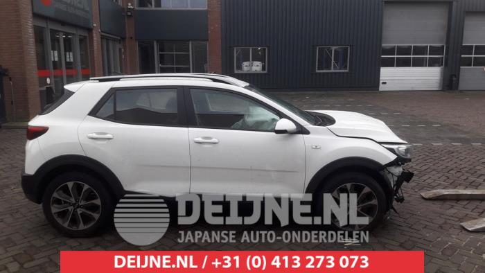 Usados Ventanilla triangular derecha detrás Kia Stonic (YB) 1.0i T-GDi 12V Precio € 50,00 Norma de margen ofrecido por V.Deijne Jap.Auto-onderdelen BV
