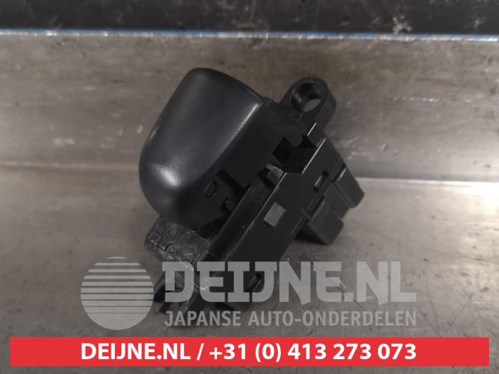Usados Interruptor de ventanilla eléctrica Nissan Leaf (ZE1) 39/40kWh Precio € 20,00 Norma de margen ofrecido por V.Deijne Jap.Auto-onderdelen BV