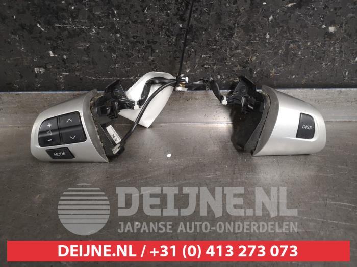 Używane Kierownica multifunkcyjna Toyota Auris (E15) 1.8 16V HSD Full Hybrid Cena € 50,00 Procedura marży oferowane przez V.Deijne Jap.Auto-onderdelen BV