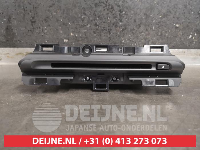 Używane Odtwarzacz CD Mazda CX-5 II (KF) 2.2 SkyActiv-D 150 16V 2WD Cena € 100,00 Procedura marży oferowane przez V.Deijne Jap.Auto-onderdelen BV