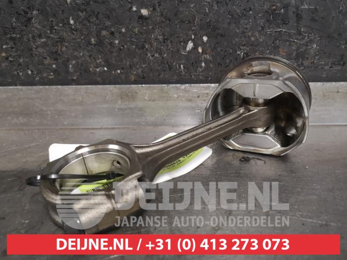 Kolben van een Suzuki Swift (ZA/ZC/ZD1/2/3/9) 1.3 VVT 16V 2006