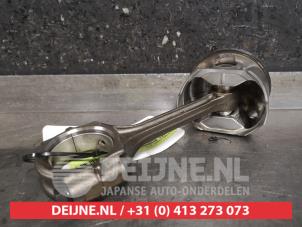 Kolben van een Suzuki Swift (ZA/ZC/ZD1/2/3/9) 1.3 VVT 16V 2006