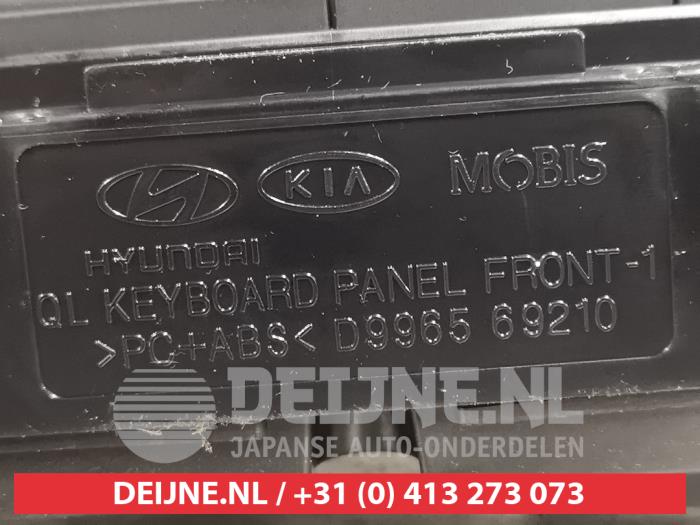 Panneau commande radio d'un Kia Sportage (QL) 1.6 T-GDI 16V 4x4 2015