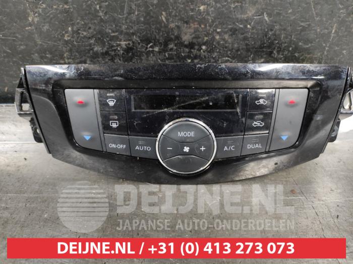 Panel de control de calefacción de un Nissan NP 300 Navara (D23) 2.3 dCi 16V 2019
