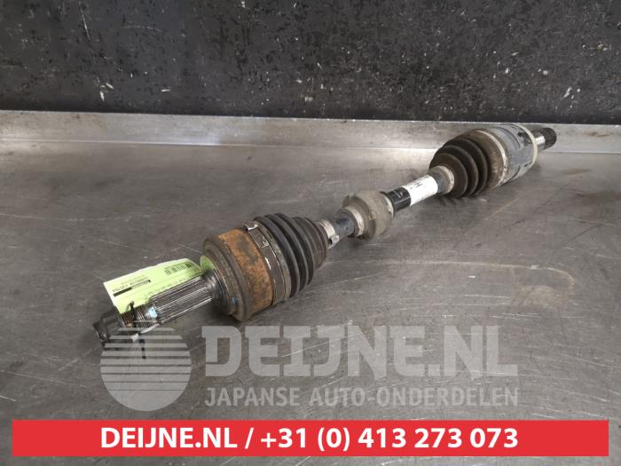 Front drive shaft, left from a Toyota Auris Touring Sports (E18) 1.8 16V Hybrid 2014