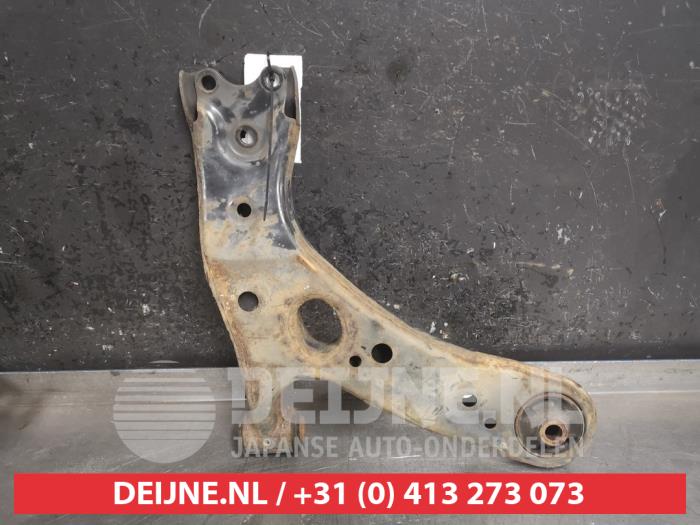 Front lower wishbone, left from a Toyota Auris (E18) 1.4 D-4D-F 16V 2013
