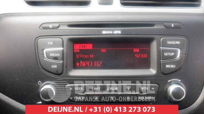 Begagnade Radio Kia Cee'd Sportswagon (JDC5) 1.4 CRDi 16V Pris € 100,00 Marginaltabell erbjuds av V.Deijne Jap.Auto-onderdelen BV