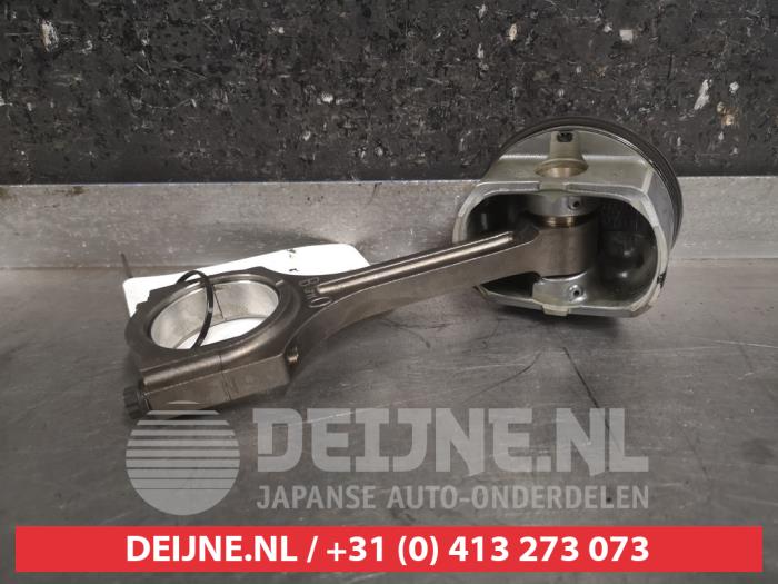 Connecting rod from a Hyundai iX35 (LM) 2.0 16V 2012