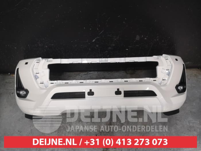 Front bumper from a Toyota Hilux VI 2.4 D4D-F 16V 4x4 2021