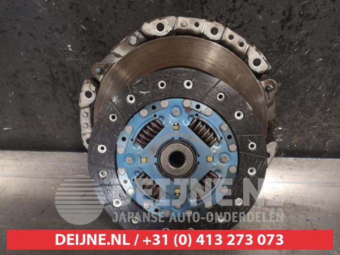 Clutch kit (complete) from a Hyundai i20 1.2i 16V 2010