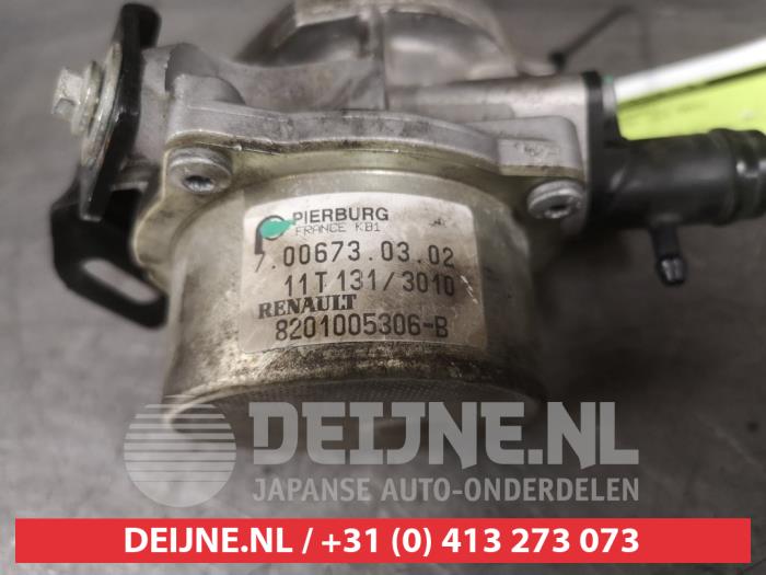 Vacuum pump (diesel) from a Nissan Juke (F15) 1.5 dCi 2013