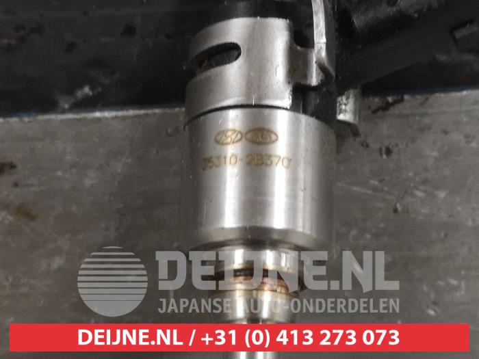 Injector (petrol injection) from a Kia Sportage (QL) 1.6 T-GDI 16V 4x2 2018
