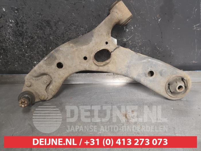 Front lower wishbone, left from a Toyota Auris (E15) 1.4 D-4D-F 16V 2007