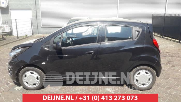 Usados Ventanilla triangular izquierda delante Chevrolet Spark 1.0 16V Precio € 35,00 Norma de margen ofrecido por V.Deijne Jap.Auto-onderdelen BV