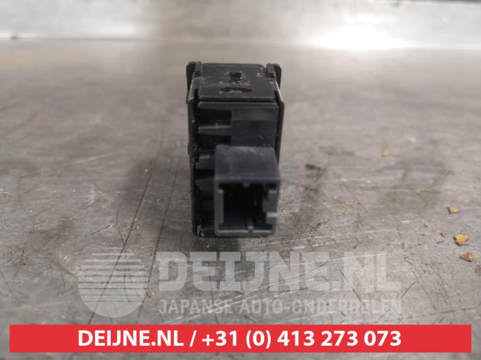 Controlled-slip differential switch from a Nissan Navara (D40) 2.5 dCi 16V 4x4 2007
