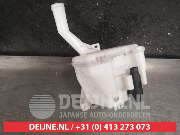 Front windscreen washer reservoir from a Toyota Yaris II (P9) 1.33 16V Dual VVT-I 2009