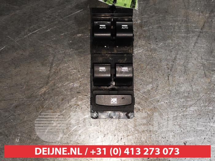 Usados Interruptor combinado de ventanillas Hyundai i40 CW (VFC) 1.6 GDI 16V Precio € 50,00 Norma de margen ofrecido por V.Deijne Jap.Auto-onderdelen BV