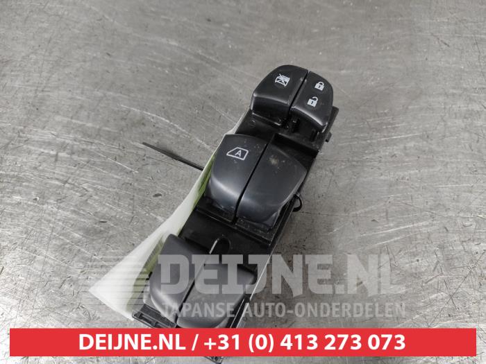 Usados Interruptor combinado de ventanillas Nissan Leaf (ZE1) e+ 59/62kWh Precio € 75,00 Norma de margen ofrecido por V.Deijne Jap.Auto-onderdelen BV