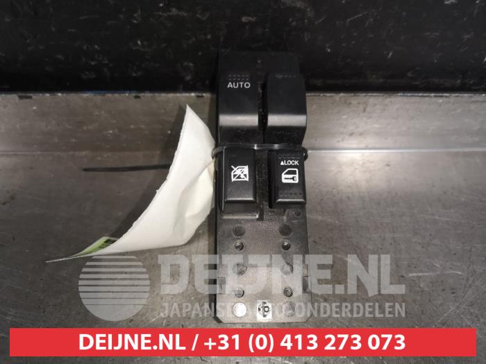 Usados Interruptor combinado de ventanillas Suzuki Splash 1.2 VVT 16V Precio € 25,00 Norma de margen ofrecido por V.Deijne Jap.Auto-onderdelen BV
