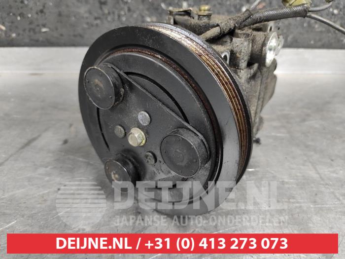 Air conditioning pump from a Mazda 323 Fastbreak (BJ14) 1.5 LX,GLX 16V 2000
