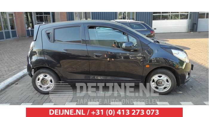 Usados Ventanilla triangular derecha delante Chevrolet Spark 1.0 16V Precio € 35,00 Norma de margen ofrecido por V.Deijne Jap.Auto-onderdelen BV