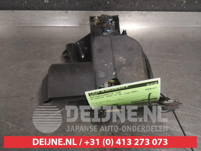 Front wiper motor from a Mitsubishi Space Star (DG) 1.3 16V 2001