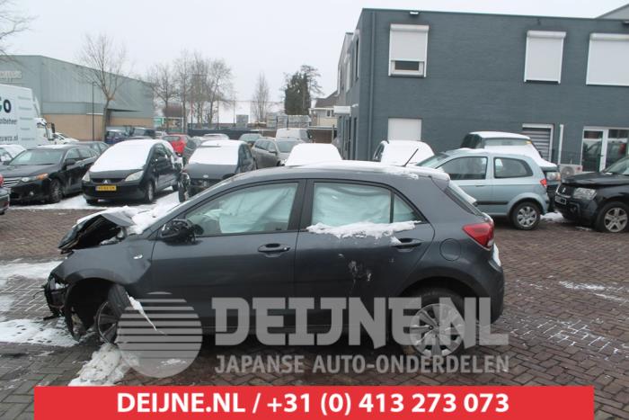 Usados Ventanilla triangular izquierda detrás Kia Rio IV (YB) 1.4 CRDi 90 16V Precio € 25,00 Norma de margen ofrecido por V.Deijne Jap.Auto-onderdelen BV
