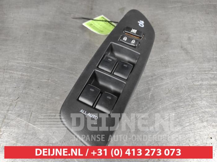 Używane Przelacznik combi okienny Toyota Auris (E15) 1.8 16V HSD Full Hybrid Cena € 35,00 Procedura marży oferowane przez V.Deijne Jap.Auto-onderdelen BV