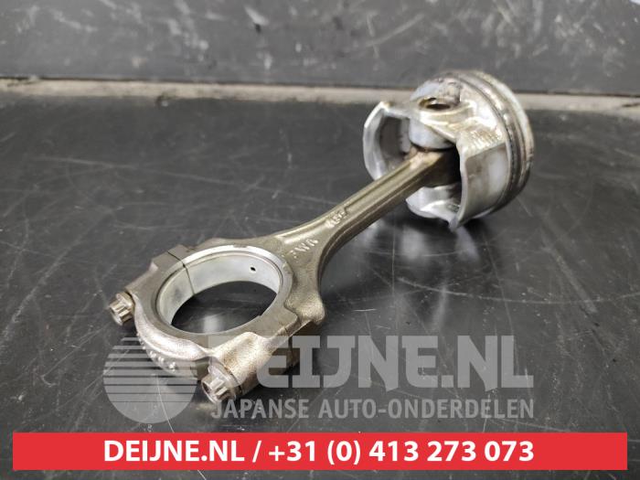 Kolben van een Honda Civic (FK/FN) 1.4 i-Dsi 2007