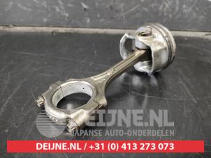 Kolben van een Honda Civic (FK/FN) 1.4 i-Dsi 2007