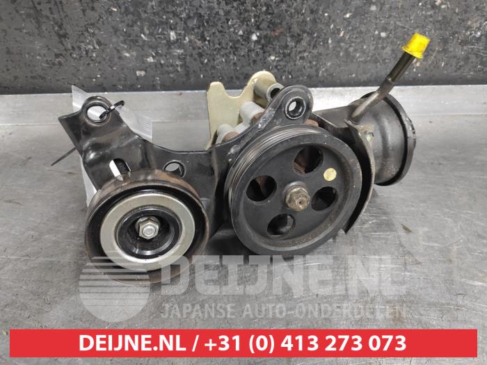Usagé Pompe de direction Toyota Avensis Verso (M20) 2.0 D-4D 16V Prix € 75,00 Règlement à la marge proposé par V.Deijne Jap.Auto-onderdelen BV