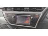 Radio van een Toyota Auris Touring Sports (E18), 2013 / 2018 1.8 16V Hybrid, Kombi/o, Elektrisch Benzin, 1.798cc, 100kW (136pk), FWD, 2ZRFXE, 2013-07 / 2018-12, ZWE186L-DW; ZWE186R-DW 2013
