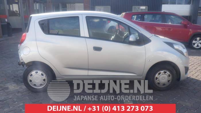 Usados Ventanilla triangular derecha delante Chevrolet Spark 1.0 16V Precio € 35,00 Norma de margen ofrecido por V.Deijne Jap.Auto-onderdelen BV