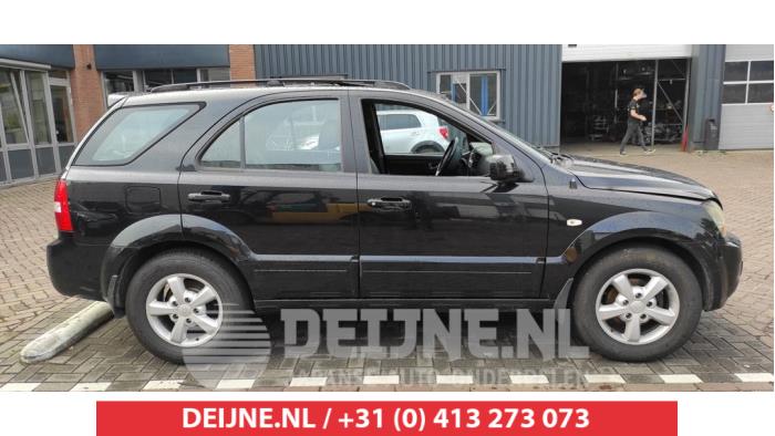 Usados Ventanilla triangular derecha detrás Kia Sorento I (JC) 2.5 CRDi 16V VGT Precio € 35,00 Norma de margen ofrecido por V.Deijne Jap.Auto-onderdelen BV