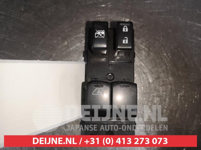 Usados Interruptor combinado de ventanillas Nissan Micra (K13) 1.2 12V Precio € 35,00 Norma de margen ofrecido por V.Deijne Jap.Auto-onderdelen BV
