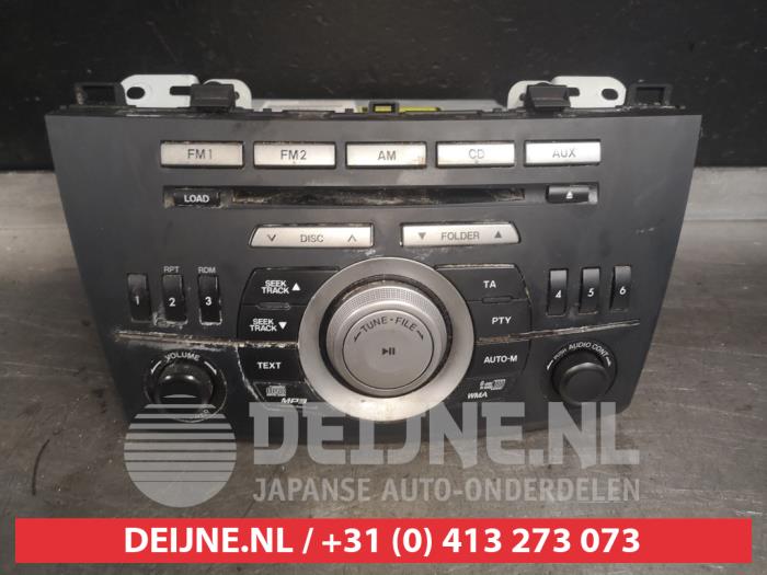 Używane Radio Mazda 3 Sport (BL14/BLA4/BLB4) 2.0i MZR DISI 16V Cena na żądanie oferowane przez V.Deijne Jap.Auto-onderdelen BV