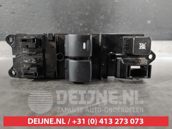 Usados Interruptor combinado de ventanillas Mitsubishi Space Star (A0) 1.0 12V Precio € 30,00 Norma de margen ofrecido por V.Deijne Jap.Auto-onderdelen BV