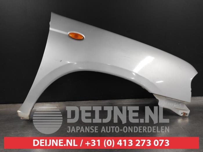 Front wing, right from a Nissan NP 300 (D22SS) 2.5 dCi 16V 4x4 2010