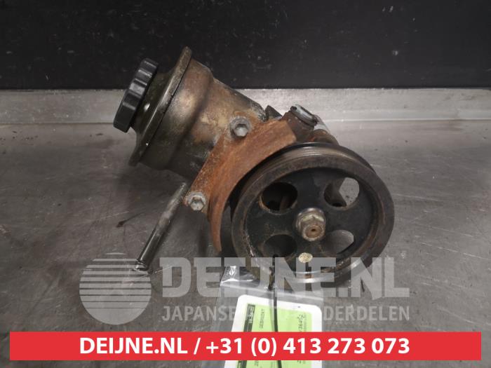 Usagé Pompe de direction Toyota Avensis Verso (M20) 2.0 D-4D 16V Prix € 50,00 Règlement à la marge proposé par V.Deijne Jap.Auto-onderdelen BV